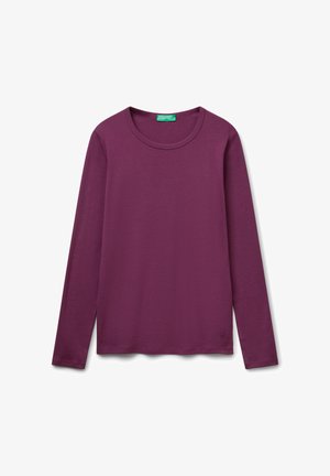 Maglietta a maniche lunghe con scollo tondo di un solido color prugna, con un piccolo logo vicino all'orlo inferiore e un'etichetta verde del brand all'interno del colletto.