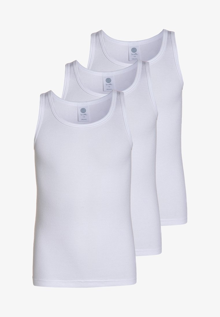 Tre hvite bomulls tank topper med ribbeformet tekstur. Hver har rund hals og minimal søm, med merkelapper som indikerer organisk materiale.