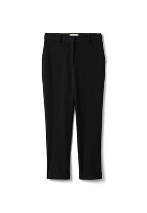 Pantalon noir sur mesure, longueur à la cheville, avec passants de ceinture, poches latérales et ourlets retroussés, posé à plat sur un fond blanc.