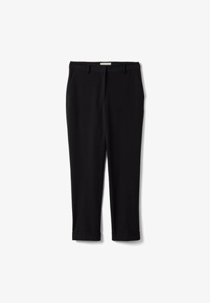 Zwarte op maat gemaakte enkellange broek met riemlussen, zijzakken en omgeslagen zoom, plat gelegd op een witte achtergrond.