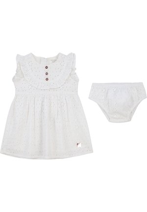 Robe blanche sans manches pour bébé avec col à volants et culotte assortie, en tissu brodé à jour, ornée de trois boutons décoratifs à l'avant.