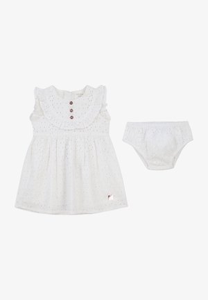 Witte mouwloze babyjurk met gerimpelde kraag en bijpassende luierbroek, gemaakt van oogjesstof en voorzien van drie decoratieve knopen aan de voorkant.