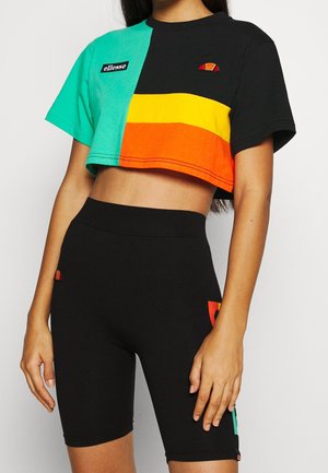 Przycięta koszulka z kolorowymi blokami w odcieniach turkusu, czerni, pomarańczu i żółci, połączona z czarnymi szortami o wysokim stanem z akcentami logo.