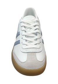Sneaker bianco con strisce azzurre, punta in camoscio e upper in pelle bianca pellizzata. Dotato di lacci bianchi piatti e suola in gomma.