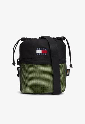 Fekete és olivazöld keresztpántos táska húzózsinóros záródással, elülső cipzáras zsebbel, hálós réteggel, "Tommy Jeans" és "Cordura" márkajelzésű foltokkal.