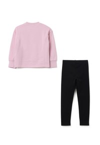 Sudadera rosa de manga larga con puños acanalados, combinada con leggings negros. Ambos artículos tienen una textura suave y un diseño sencillo.