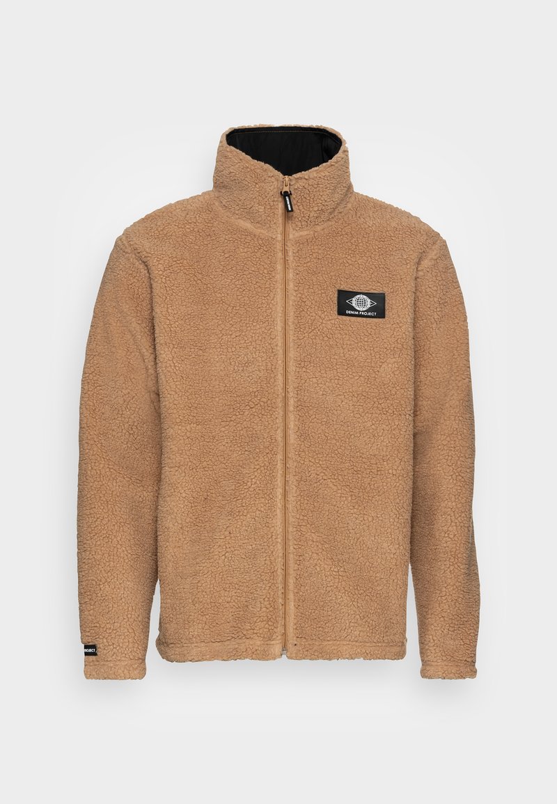 Vaaleanruskea fleece-takki, jossa on korkea kaulus, täyden edun vetskari ja musta logosuikale vasemmassa rinnassa. Pehmeä rakenne ja lämmin ilme.