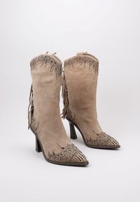 Alma en Pena Botas de tacón - brown