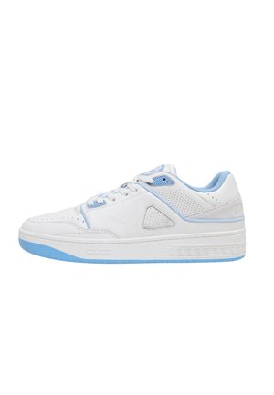 Weißer Sneaker mit hellblauen Akzenten, glattem Leder, perforierten Seitenpaneelen und einer strukturierten Sohle mit dekorativem Muster.