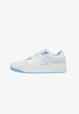 Hvid sneaker med lyseblå accenter, glat læder, perforerede sidepaneler og en tekstureret sål med et dekorativt mønster.