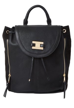Czarny skórzany plecak z górnym uchwytem, zamknięciem na klapę z prostokątnym złotym zatrzaskiem oraz pionowymi złotymi suwakami po obu stronach.