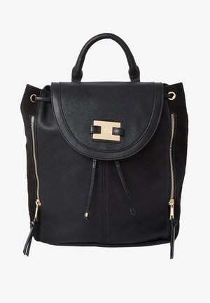 Zwarte lederen rugzak met bovenhandvat, klep met goudkleurige rechthoekige sluiting en verticale gouden ritsen aan beide zijden.