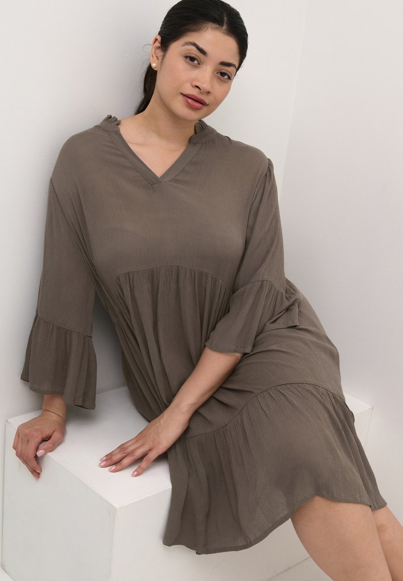 Kaffe Curve KCMARIANA AMI - Day dress - major brown/brown - Zalando.ie