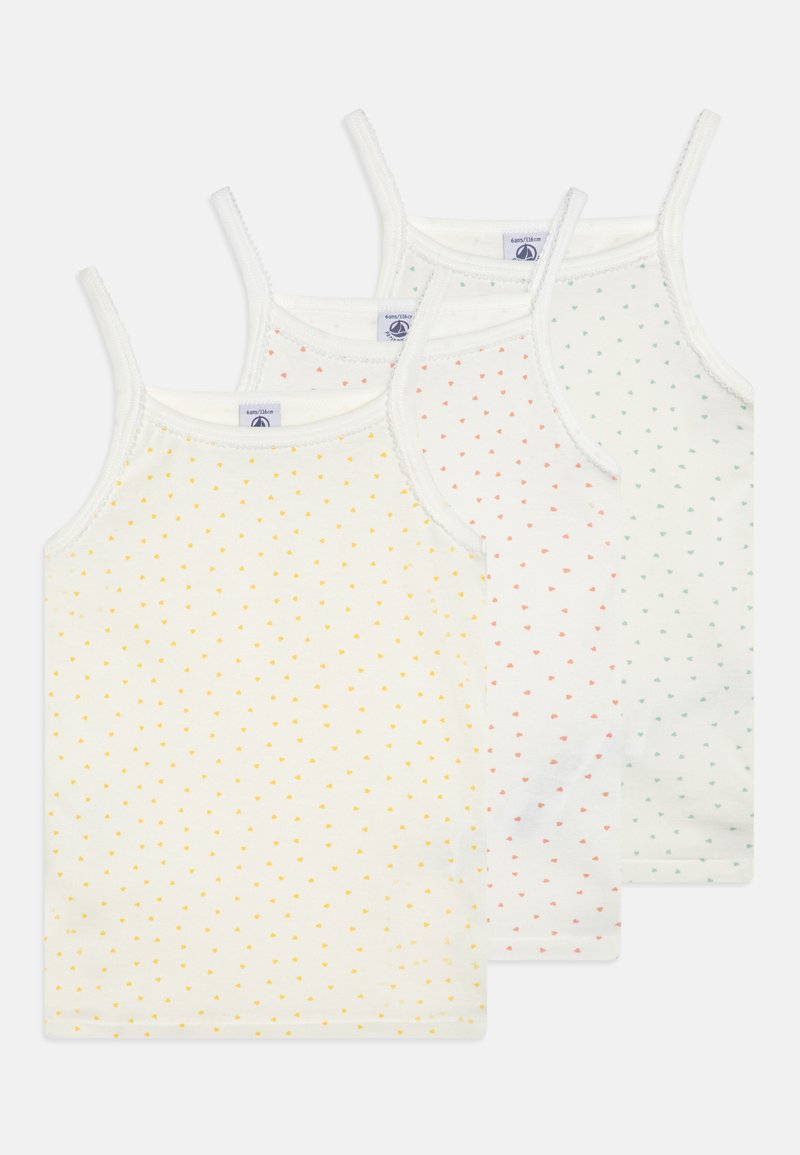 Três camisetas de alças finas em tecido branco. Cada uma apresenta um pequeno padrão de bolinhas em amarelo, rosa e verde.