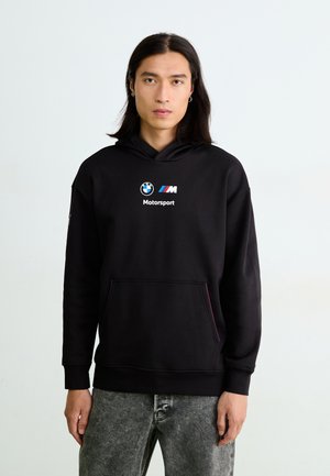 Sort hætte sweatshirt med en kengurulomme, der har hvide BMW- og M-logoer. Blødt stof med ribbede manchetter og farverige accenter på lommen.