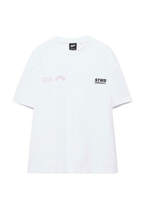 Biele tričko s krátkym rukávom s nápisom "STWD Community" a dvoma malými abstraktnými grafickými logami na prednej hornej časti hrudníka.