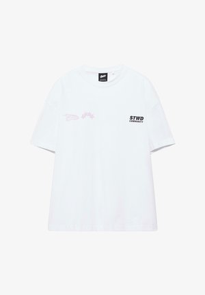 Fehér, rövid ujjú póló, az elülső felső mellrészen "STWD Community" felirattal és két apró, absztrakt grafikus logóval.