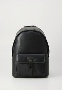 Črn usnjen nahrbtnik s strukturiranim dizajnom, teksturirano površino, žepom na sprednji preklop ter črnimi kovinskimi poudarki. Vključen zgornji ročaj.