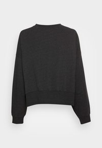 Czarnoszary krótki sweatshirt z okrągłym dekoltem, opadającymi ramionami oraz ściągaczami przy mankietach i dolnym brzegu. Wykonany z miękkiej, teksturowanej tkaniny.