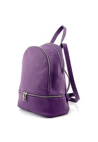 Sac à dos en cuir violet avec deux compartiments zippés, un dessus arrondi et des bretelles ajustables ; surface texturée et accents en métal argenté.