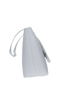 Borsa bianca con motivo geometrico realizzata in materiale testurizzato, caratterizzata da una forma affusolata e una cerniera laterale con un accento decorativo.