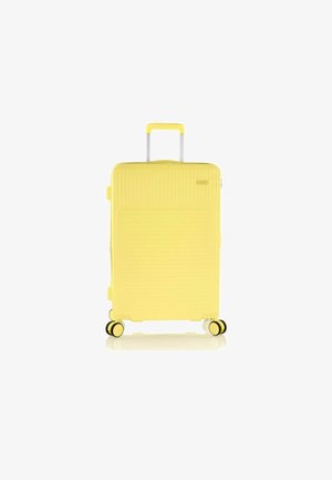 Geel harde koffer met een gestructureerd oppervlak, uitschuifbare handgreep, vier dubbele spinnerwielen en een ritsluiting.
