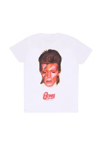 Camiseta de algodón blanca con una ilustración impresa de una persona con cabello estilizado y pintura facial, junto con el texto rojo "BOWIE" en la parte inferior.