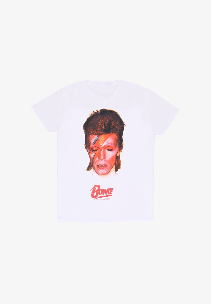 Camiseta de algodón blanca con una ilustración impresa de una persona con cabello estilizado y pintura facial, junto con el texto rojo "BOWIE" en la parte inferior.