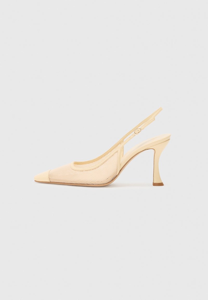 Chaussure à talon aiguille Slingback en mesh beige clair avec un bout pointu et un talon fin et incurvé, présentant un accent de boucle minimaliste.