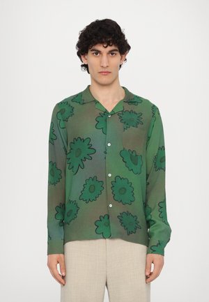 Grøn skjorte med blomsterprint, lange ærmer, knaplukning foran og en let, gennemsigtig tekstur. Har store mørkegrønne blomstertryk.