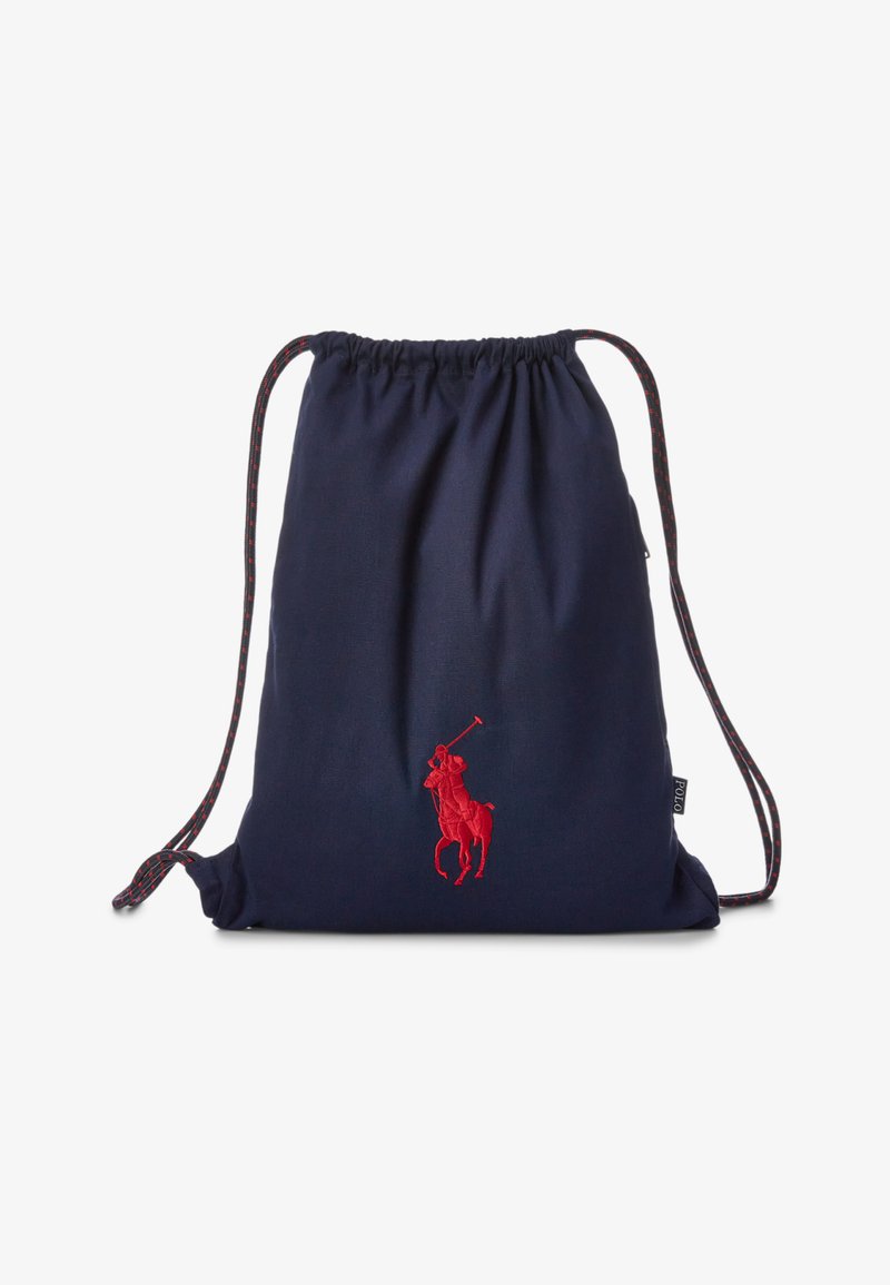 Jūrinis sustiprinimo maišelis pagamintas iš audinio, su ryškiu raudonu siuvinėtu polo žaidėjo logotipu ir raštuotomis juostelėmis su raudonomis ir juodomis akcentais.