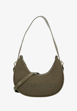 Sac à main vert olive avec une silhouette courbée, en tissu texturé, présentant le logo "VALENTINO" embossé et une bandoulière amovible.