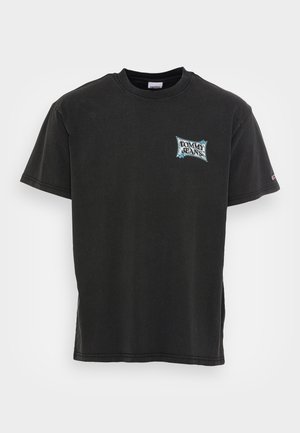 Musta lyhythihainen pyöreäkauluksinen t-paita, jossa pieni "Tommy Jeans" -logo vasemmassa rinnassa ja pieni lippu vasemmassa hihassa.