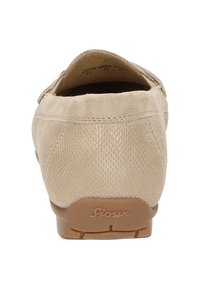 Beige suède schoen met geperforeerde zijpanelen, een afgeronde achterkant en een rubberen zool met het merkje "Sioux" erop gestempeld. Zachte textuur overal.