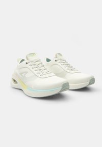 Scarpe da ginnastica bianche con tomaia in rete e sintetico, caratterizzate da un accento gradiente azzurro chiaro e menta sulla suola e una punta in gomma grigia.
