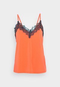 Oranje hemdje met dunne bandjes, voorzien van een zwarte kanten afwerking langs de halslijn en een gladde, lichte stof.