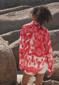 Camicia rossa con motivo a granchio, con aragoste, conchiglie e creature marine, realizzata in tessuto leggero con vestibilità ampia, maniche lunghe e colletto.