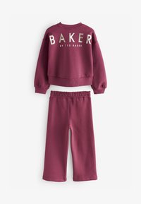 Valittu, burgundy red