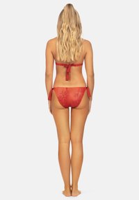 Czerwony dwuczęściowy bikini z teksturowanym wzorem przypominającym skórę węża. Góra ma pasek na plecach do związania, a dół posiada regulowane boki.