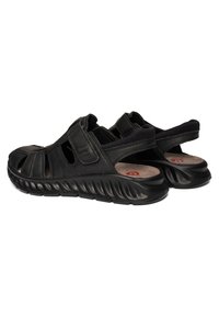 Schwarze Leder-Sandalen mit geschlossenem Zehenbereich, verstellbaren Riemen und gepolsterten Sohlen, entworfen für Komfort und lässiges Tragen.