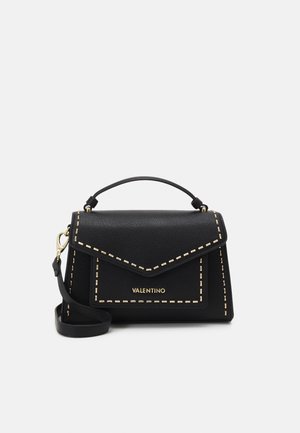 Sort lædertaske med en struktureret form, prydet med guldtråd, en top-håndtag og en aftagelig skulderrem. Brandlogo foran.