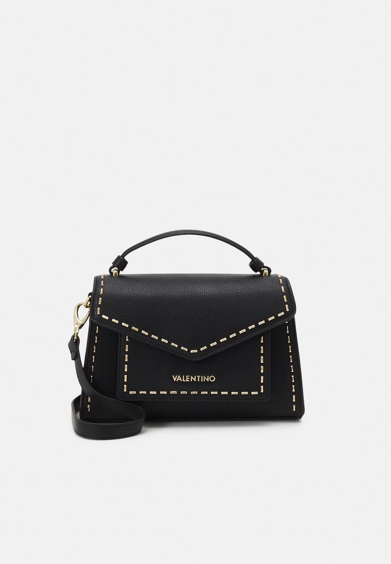 Černá kožená kabelka se strukturovaným tvarem, s zlatým prošíváním, horním uchopem a odnímatelným ramenním popruhem. Na přední straně logo značky.