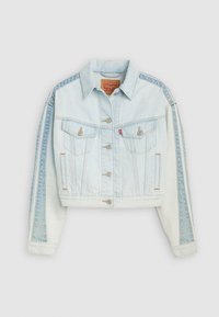 Chaqueta de mezclilla azul claro con un diseño cropped, cierre de botones, dos bolsillos en el pecho y paneles laterales en un azul contrastante. Cuenta con un cuello clásico y una textura suave.