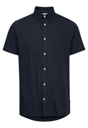 Καλοκαιρινό πουκάμισο κοντομάνικο σε σκούρο ναυτικό ύφασμα, με γιακά που κουμπώνει, μπροστινή πλακέτα με κουμπιά και τσέπη στο στήθος. Στρογγυλεμένο σχέδιο στο τελείωμα.