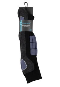 Chaussettes de ski et de snowboard noires et grises avec des accents bleus, dotées de zones rembourrées, d'un design à grip texturé et d'une étiquette de performance accrochée.