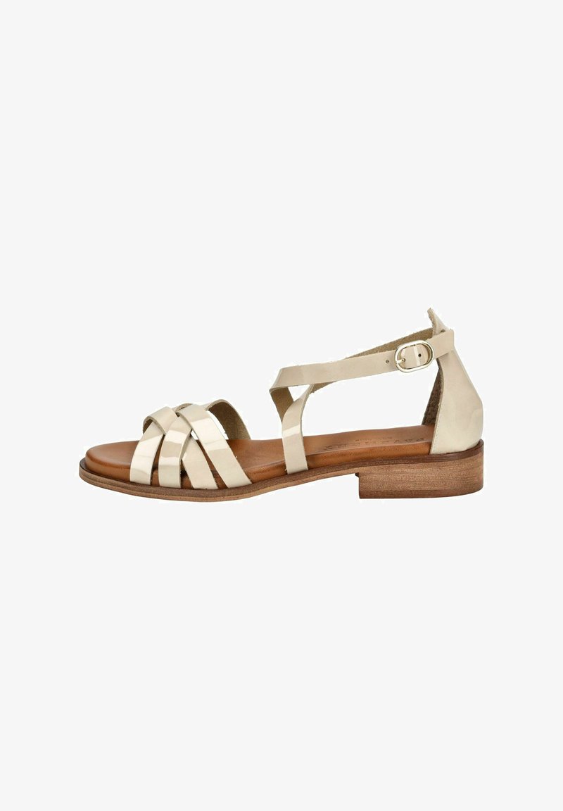 Beige lædersandal med flere remme over tæerne, en spænde-rem ved anklen og en lav træhæl. Glat tekstur med blanke accenter.