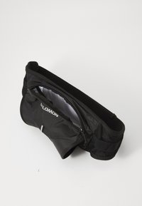 Ceinture de course noire avec un compartiment zippé, fabriquée en tissu léger, dotée de côtés en maille et d'une sangle ajustable pour un ajustement sécurisé.