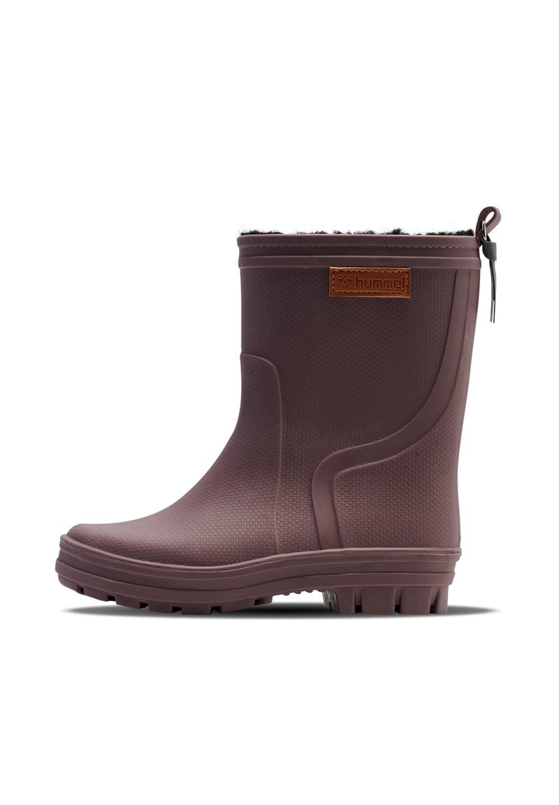 Stivali alla caviglia in gomma marrone con esterno texturizzato, fodera morbida e patch logo marrone. Presentano un inserto per estrazione e una suola robusta per trazione.