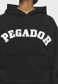 Pegador Jersey con capucha - black