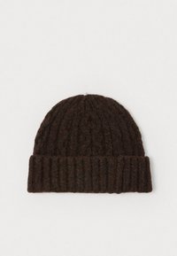 Brūns adīts beanie cepure ar ribota raksta un saliektu malas dizainu. Izgatavota no mīkstas vilnas, tā piedāvā siltu un komfortablu izskatu.